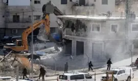 الاحتلال يُجبر شقيقين مقدسيين على هدم محليهما في سلوان ويُشرّد مصدر رزق 10 أفراد