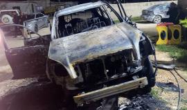 مستوطنون يحرقون مركبتين ويخلفون أضراراً مادية جنوب الخليل