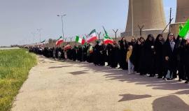 مجموعات من المواطنين تشارك في سلاسل بشرية لحماية البنى التحتية الإيرانية