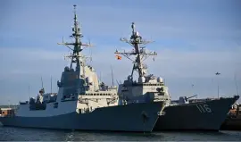 حريق كبير على متن مدمرة أمريكية يؤدى إلى تعطلها