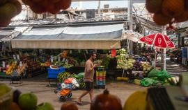 موجة غلاء تضرب "إسرائيل".. الوقود يتجاوز 8 شواكل والتضخم يتصاعد وأسعار الغذاء تواصل الارتفاع