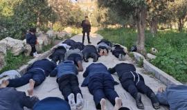 مستوطنون يؤدون ما يُعرف بـ”السجود الملحمي” قبالة مسجد قبة الصخرة، خلال اقتحامهم المسجد الأقصى