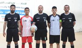 الحكم محمود أبو حصيرة على يمين الصورة