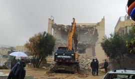 الاحتلال يجبر مقدسيًا على إفراغ محتويات منزله تمهيدًا لهدمه ذاتيًا