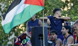 علم فلسطين يرفرف وسط لاعبي برشلونة