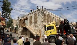 الاحتلال ينفذ أعمال بناء فوق سطح مبنى بلدية الخليل القديم المغلق منذ سنوات