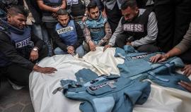 صحفيون يودعون زملائهم الشهداء في غزة