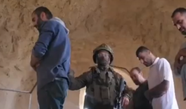 لحظة اقتحام جنود الاحتلال مسجدا شرق نابلس ومنع المصلين من أداء الصلاة