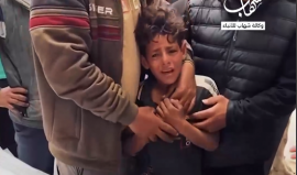 حالة من الصدمة الشديدة بين الأطفال عقب استشهاد شقيقهم جراء استهداف طال مجموعة من المواطنين في شارع 10 جنوب حيّ الزيتون بمدينة غزة
