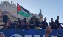 علم فلسطين يرفرف فوق حافلة برشلونة ولامين يامال يتصدر المشهد
