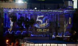 مستوطنون يضيؤون جدران المسجد الإبراهيمي في الخليل بذكرى احتلال الضفة المحتلة