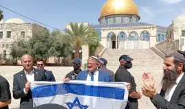 الإرهابي بن غفير يقتحم المسجد الأقصى ويرفع علم الاحتلال في باحاته