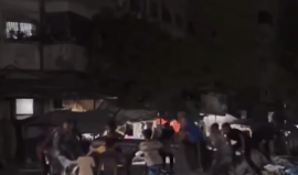 من أقل الأشياء يحاول الأطفال إسعاد أنفسهم.. أطفال غزة يحولون سيارة مقصوفة للعبة