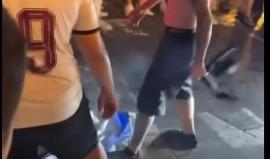 الجماهير الإسبانية تدوس على علم الاحتلال أثناء الاحتفال بلقب كأس العالم