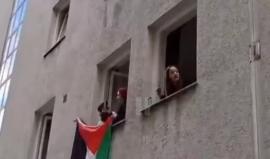 متضامنون مع غزة يرفعون الأعلام الفلسطينية من نوافذ منازلهم في برلين