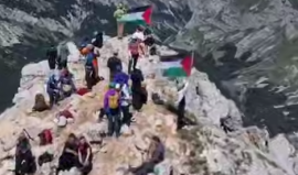 العلم الفلسطينيّ يرفرف فوق جبل دورميتور بالجبل الأسود
