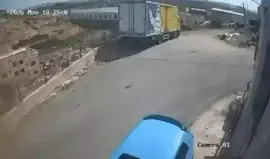 نجاة سائق شاحنة من حادث مروع بالضفة
