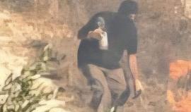 مستوطنون يحرقون غرفة زراعية جنوب الخليل 