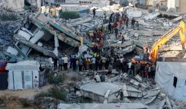انهيار عمارة سكنية تؤدي عشرات النازحين في غزة