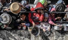 "نكتب لكم قبل أن نسقط".. صرخة استغاثة من غزة لمواجهة "هندسة المجاعة"
