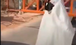 عروس فلسطينية تُجبر على تجاوز عوائق الاحتلال مشياً على الأقدام