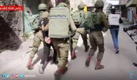 #شاهد إعتقال شاب فلسطيني في منطقة باب الزاوية بمدينة الخليل