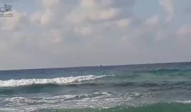 مواطن يرصد اعتداء زوارق الاحتلال على الصيادين الفلسطينيين في عرض بحر شمال قطاع غزة تصوير: محمد غبن