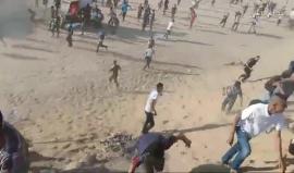 #شاهد هتاف المتظاهرين لحظة تمكنهم من إسقاط طائرة "مسيرة" صهيونية كانت تلقي عليهم قنابل الغاز شرق البريج وسط قطاع غزة .