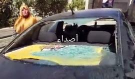 جانب من مهاجمة المستوطنين للأهالي خلال قطف الزيتون قرب قرية قريوت جنوب نابلس