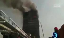 #شاهد لحظة انهيار المبنى .. 

مصرع نحو 30 رجل إطفاء جراء انهار مبنى مؤلف من 15 طابقا وسط طهران بعد اشتعال النيران فيه