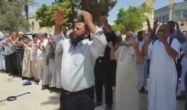 المرابطون في المسجد الأقصى يؤدون صلاة الاستغاثة ويتضرعون بالدعاء الى الله ..