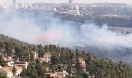 #فيديو الاحتلال يحاول السيطرة على حرائق مندلعة بمناطق القدس المحتلة