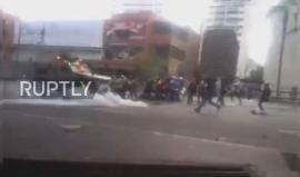 #شاهد عربات الشرطة تدهس المتظاهرين في فنزويلا