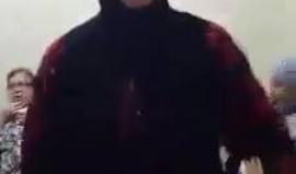 توزع الحلوى على المعزين ..
#شاهد ماذا قالت شقيقة الشهيد مصباح أبو صبيح منفذ عملية القدس !!