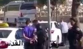 #شاهد قوات الاحتلال تعتقل شاباً مقدسياً قرب باب الاسباط بالقدس المحتلة.