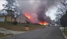 #شاهد سقوط طائرة هليكوبتر في ولاية جورجيا بالولايات المتحدة على أحد المنازل ومقتل الطيارين