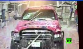 أمريكي يقتحم مركزا تجاريا بسيارته الجيب!