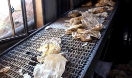 الطيران الروسي يستهدف الفرن الوحيد في مدينة سرمين بالقنابل العنقودية