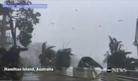 #شاهد إعصار "ديبي" يضرب المناطق الساحلية في شمال شرق أستراليا ما دفع السلطات لتوجيه نداء ل 30 ألف شخص بالمغادرة