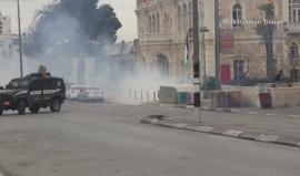 #شاهد| إصابات في مواجهات اندلعت بعد قمع الاحتلال الوقفة المطالبة بتسليم جثامين الشهداء ببيت لحم . 

تصوير: عبد الرحمن يونس