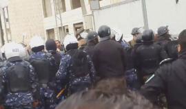 #شاهد | فيديو آخر من هجوم قوات السلطة على مظاهرة أمام محاكم رام الله رفضا لمحاكة السلطة للشهيد #باسل_الأعرج ورفقاه الاسرى بسجون الاحتلال . 
#استحوا_بكفي