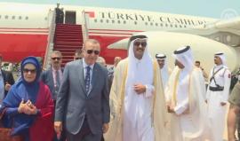 #شاهد | الرئيس أردوغان يصل الدوحة ويلتقي أمير دولة قطر الشيخ تميم، في ختام جولته الخليجية، في إطار جهود تركيا لحل الأزمة التي افتعلتها دول الحصار على قطر.