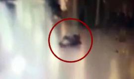 تحذير +18

#شاهد لحظة تفجير أحد منفذي هجوم مطار أتاتورك نفسه بعد إصابته 

يُشار الى أن الهجوم نفذه 3 مسلحين وأسفر عن 36 قتيلا وعشرات الجرحى