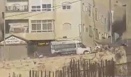 فيديو - جنود الاحتلال يعتلون منزل الشهيد مصباح أبو صبيح في بلدة الرام بالقدس ويغلقون الطرق المحيطة