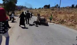 #شاهد : اصابة ضابط صهيوني بحجر في راسه و النساء تمنع قناصة الاحتلال من استهداف الشبان في النبي صالح قضاء رام الله . 

تصوير علي دار علي