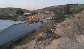 #شاهد جرافات الاحتلال تهدم مزرعة في قرية العيساوية بالقدس المحتلة