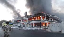 وسائل إعلام سعودية: 4 إصابات جراء الحريق الذي شبّ في مركز تسوق بمدينة #جدة