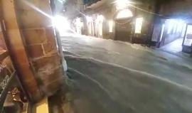 #فيديو سيول جارفة جراء الأمطار الغزيرة في القدس المحتلة مساء اليوم