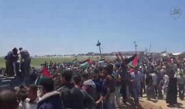 #شاهد طائرة موجهة للاحتلال تلقي القنابل على رؤوس المتظاهرين شرق خانيونس جنوب قطاع غزة .