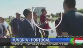 شاهد رونالدو يفقد أعصابه.. ويرمي مذياع مراسل في الماء

وكالات 
انتشر تسجيل مصور يظهر المهاجم البرتغالي الدولي كريستيانو رونالدو بينما ينتزع الميكروفون من يد صحافي كان يوجه إليه سؤالا ثم يلقي به في بحيرة كان يسير بجوارها في فرنسا حيث يشارك مع منتخب بلاده ف